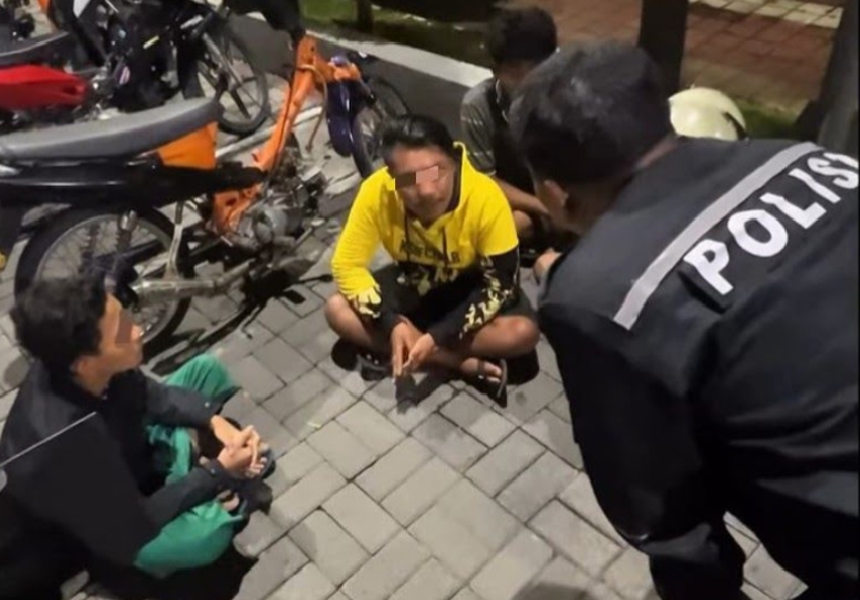 Pelaku balap liar saat dimintai keterangan di Mapolres Gresik