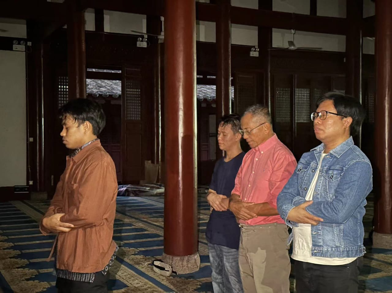 Dahlan Iskan saat shalat jemaah bersama para ustadz dari Pondok Pesantren Nurul Jadid Paiton Probolinggo di sebuah masjid di Fuzhou Proivinsi Fujian Tiongkok. Foto: Disway