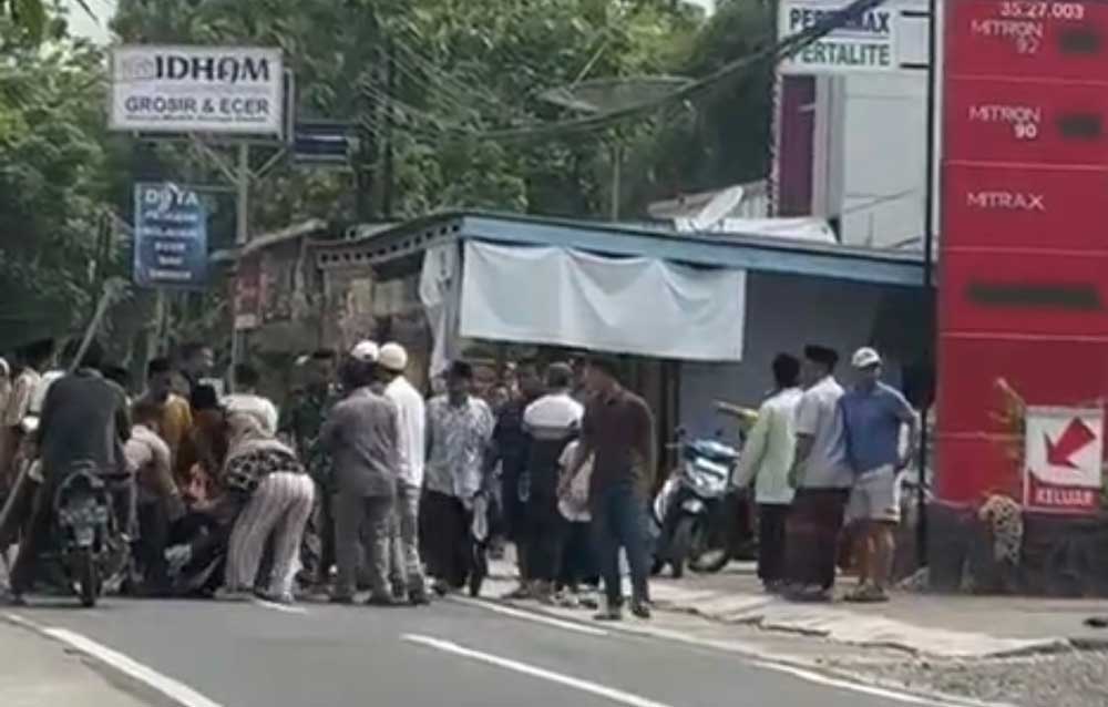 Petugas di TPS 008 Dusun Srembi Desa Kembangan saat menghitung hasil perolehan suara. Foto: SYUHUD/ BANGSAONLINE