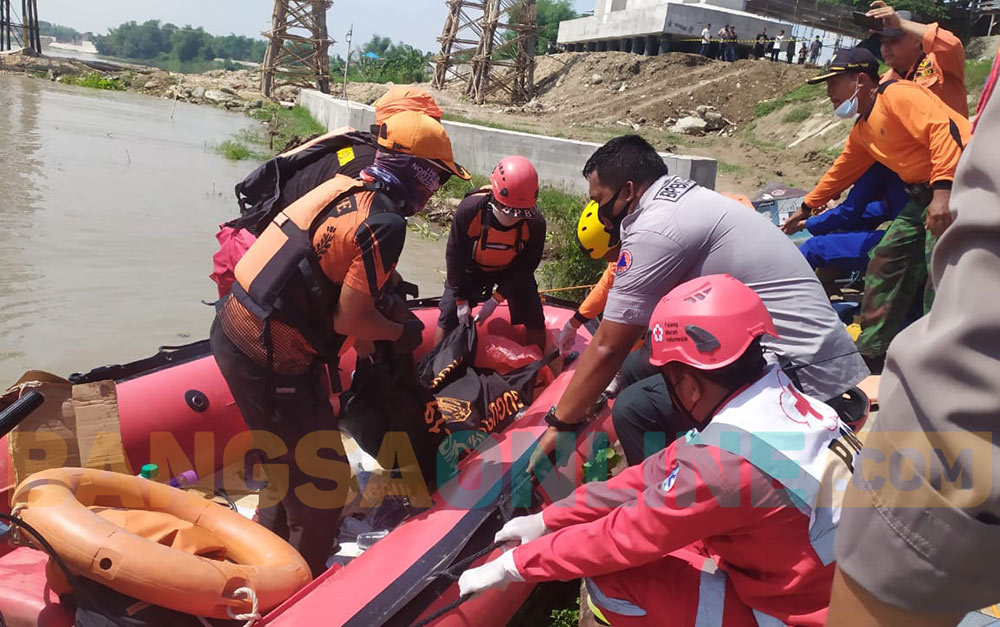 Petugas saat mengevakuasi satu korban perahu tenggelam yang ditemukan.