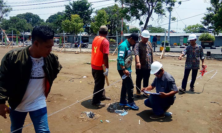 PCM Pasar Benpas. Sebanyak 222 pedagang eks Alun-alun yang bertahan di area "pengungsian" lega. PUPR akhirnya mengabulkan permohonan pembangunan kios mereka yang kobong 2017 silam. foto: YUDI EP/ BANGSAONLINE