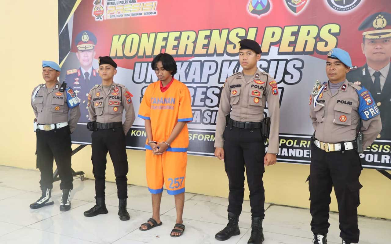 Satu dari empat pelaku pemerkosaan gadis 17 tahun di Sidoarjo saat ditangkap Polresta Sidoarjo.