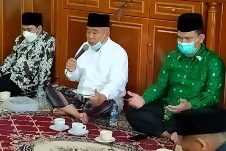 Muhammad Al-Barra (Gus Bara, kiri), Prof. Dr. KH. Asep Saifuddin Chalim dan Dr. Saefulloh saat acara silaturahim dan konsolidasi Pergunu Jawa Barat di kediaman Prof. Dr. KH. Asep Saifuddin Chalim, M.A., di Karangampel Indramayu Jawa Barat, Ahad (27/6/2021). foto: mma/ bangsaonline.com