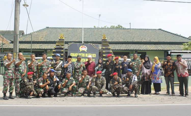KH. Linul Qolbih Hamzah bersama pengurus Pondok Pesantren Hidayatullah Almuhajirin dan jajaran Koramil 0829-13 Arosbaya foto bersama. 