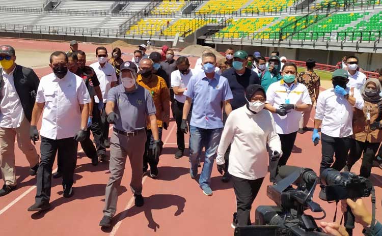 Wali Kota Risma saat mendampingi rombongan Menpora Zainudin Amali melakukan peninjauan Stadion GBT. foto: YUDI A/ BANGSAONLINE?