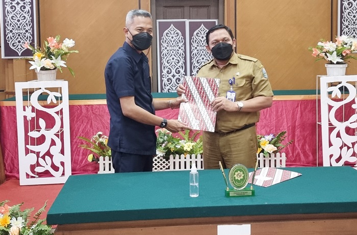 Kepala Cabang Dinas Pendidikan Bangkalan Mustakim (kiri) dan Wakil Ketua PN Bangkalan Zainal Achmad, SH (kanan).