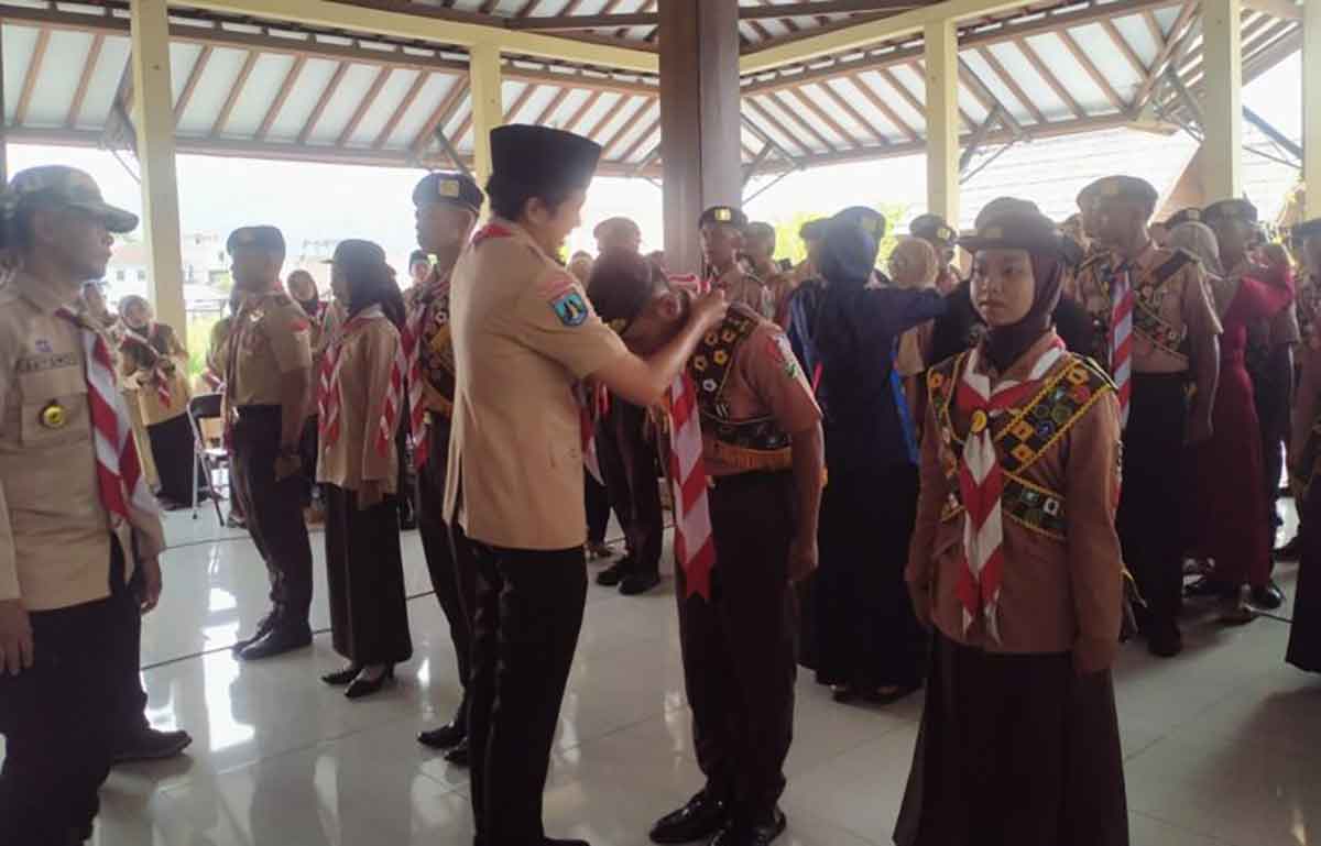 Wakil Bupati Trenggalek, Syah Muhammad Natanegara, saat melakukan pelantikan Pramuka.