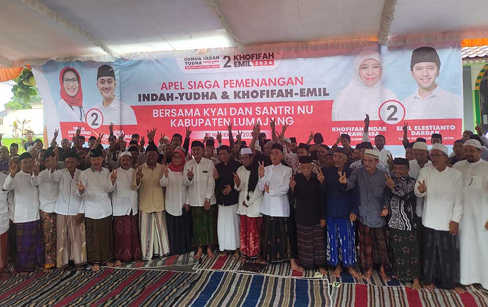 Apel kemenangan yang dihadiri para kiai dan tokoh NU untuk paslon Indah-Yudha dan Khofifah-Emil. Foto: IMRON GHOZALI/ BANGSAONLINE