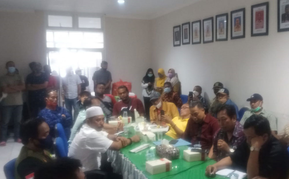 Warga Desa Bulusari serta perwakilan dari beberapa kepala dusun saat mendatangi Kantor Dinas Lingkungan Hidup Kabupaten Pasuruan.
