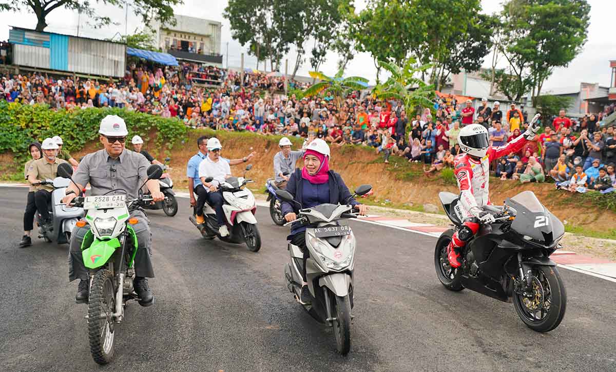 Gubernur Jawa Timur terpilih, Khofifah Indar Parawansa, saat meninjau progres pembangunan Sirkuit Balap Parang di Magetan.