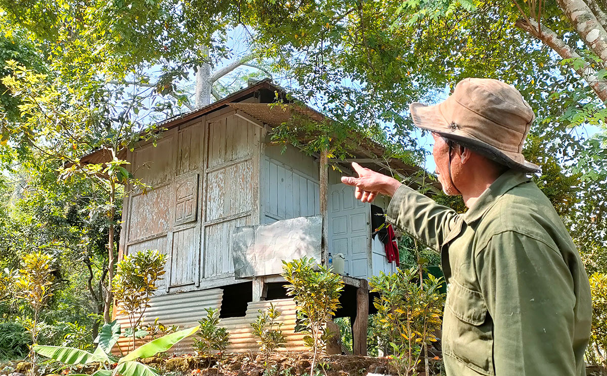Dukut, menunjukkan bangunan yang diyakini sebagai Mushola Syekh Bela-Belu di Hutan Kelir Dusun Igir-Igir Desa Joho, Kecamatan Semen, Kabupaten Kediri. foto: MUJI HARJITA/ BANGSAONLINE