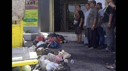 KESAL - Tumpukan sampah kiriman warga di depan kantor pemasaran perumahan BJE Jabon Mojoanyar, kemarin. (gunadhi/BANGSAONLINE)