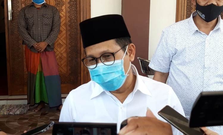 Dr. Drs. H. Abdul Halim Iskandar, M.Pd., Ketua DPW PKB Jawa Timur saat memberi keterangan kepada wartawan. foto: MUJI HARJITA/ BANGSAONLINE