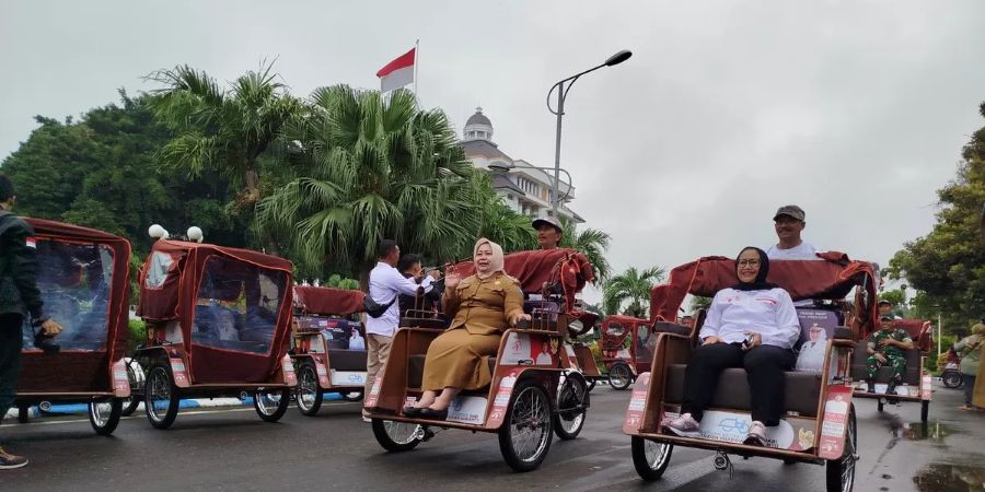 Wakil Ketua Yayasan Gerakan Solidaritas Nasional, Naniek S. Deyang bersama Plt. Bupati Ponorogo saat mencoba becak listrik
