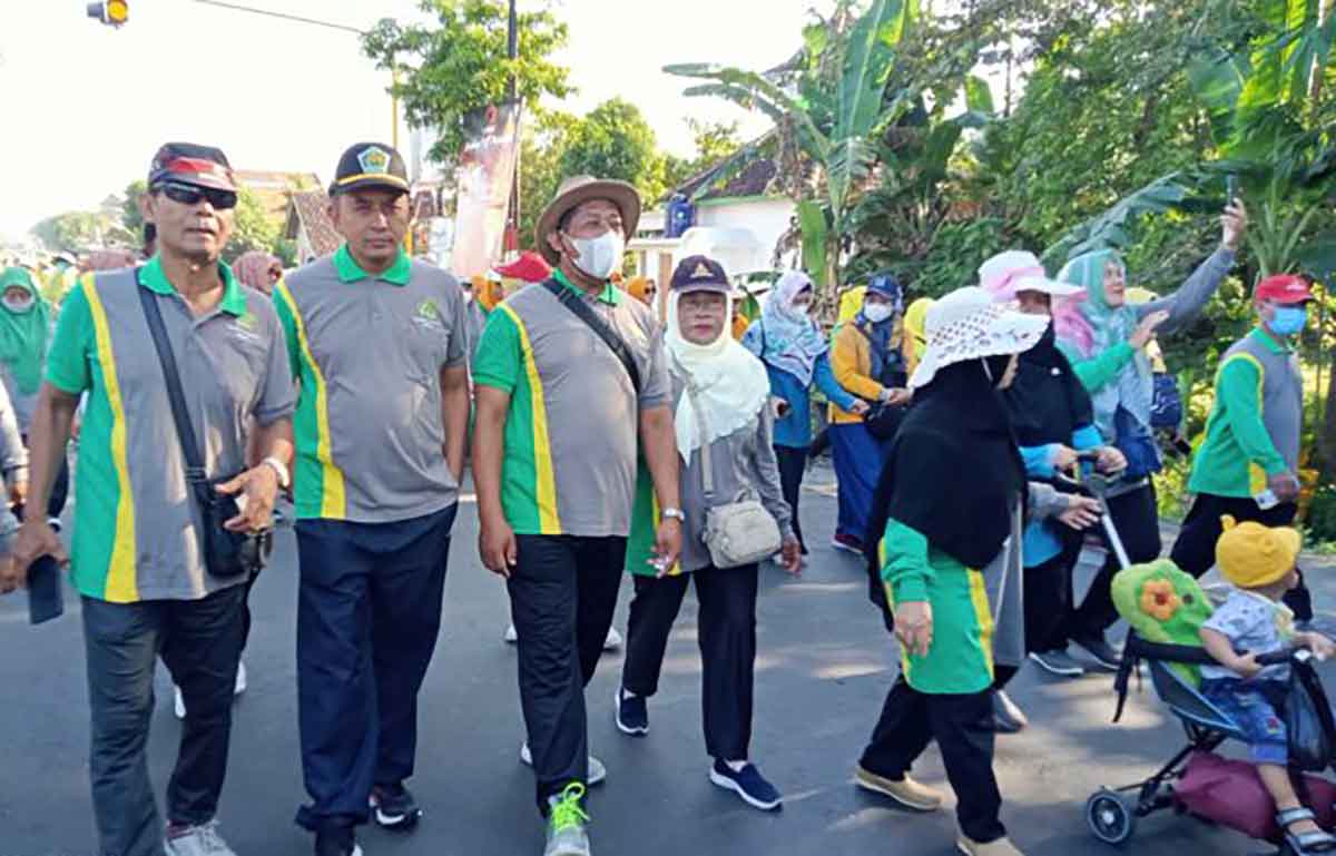 Kepala Kantor Kemenag Kabupaten Kediri, Achmad Fa’iz (nomor 3 dari kiri) saat mengikuti jalan santai kerukunan. Foto: Ist