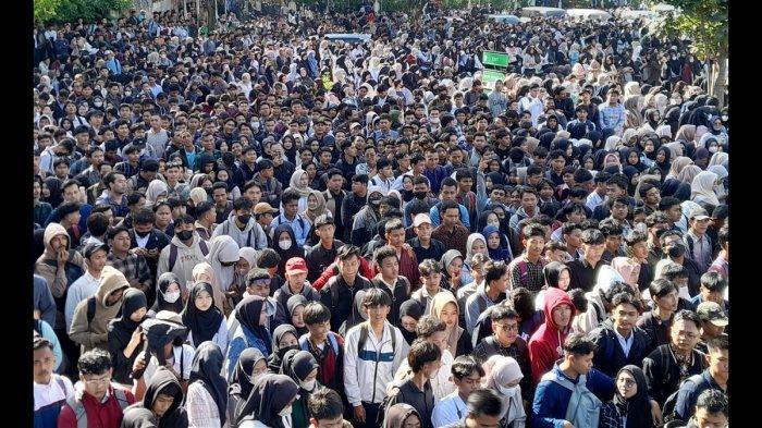 Acara job fair bisa menjadi potret jumlah pengangguran atau kelangkaan lapangan kerja di Indonesia. Tampak ribuan pencari kerja (pencaker) memadati acara job fair di President University Convention Center Jababeka, Cikarang, Kabupaten Bekasi, Selasa (27/5/2025). Foto: bekasi.tribunenews


