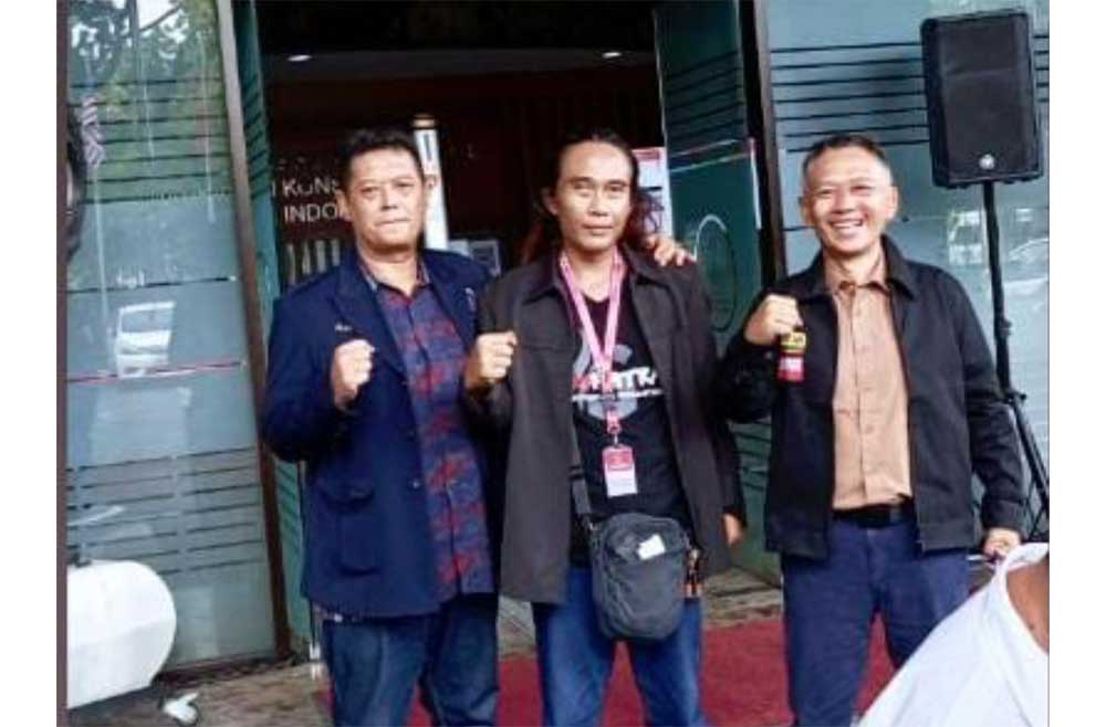 M. Irfan Choirie (kanan) bersama kliennya, Ali Candi saat menyampaikan berkas gugatan di MK beberapa waktu lalu. Foto: Ist.