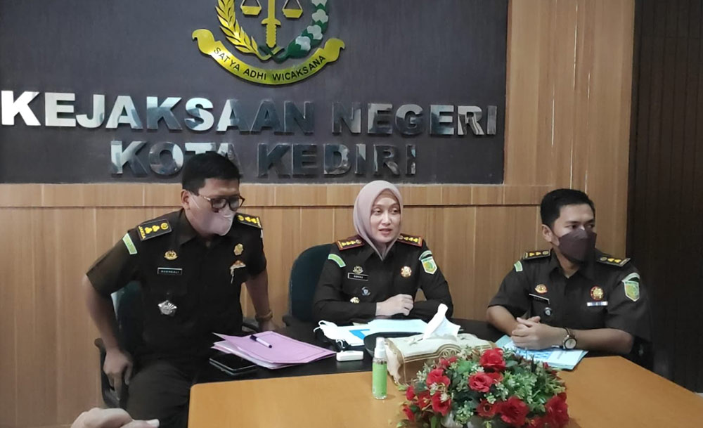 Kepala Kejaksaan Kota Kediri Novika Muzairah (tengah) saat memimpin jumpa pers, Selasa (19/4/2022). Foto: Ist.