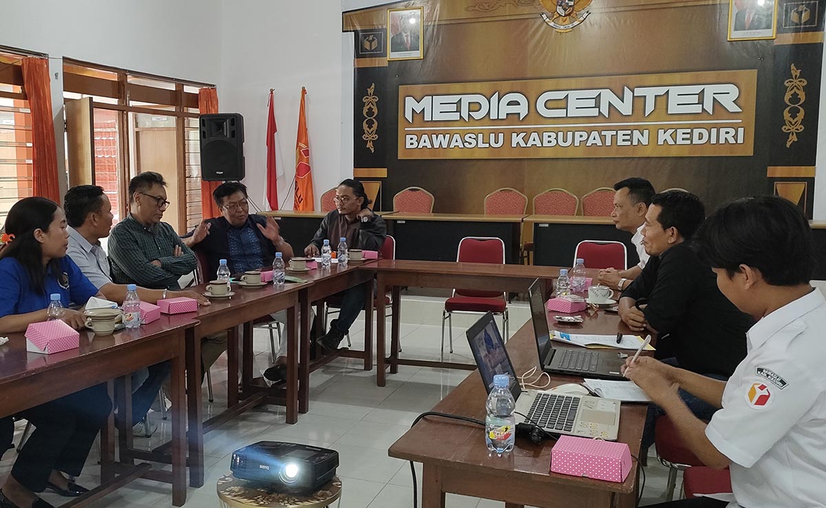 Anggota Bawaslu Kabupaten Kediri Ali Mashudi (dua dari kanan) saat menerima Tim Mappilu PWI Kediri di kantor bawaslu setempat. Foto: MUJI HARJITA/ BANGSAONLINE