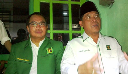 Ketua DPW PPP Jatim, Musyafak Nur, didampingi Ketua  DPC PPP Gresik, Achmad  Nadir ketika memberikan keterangan soal Pemilukada. syuhud/BangsaOnline.com