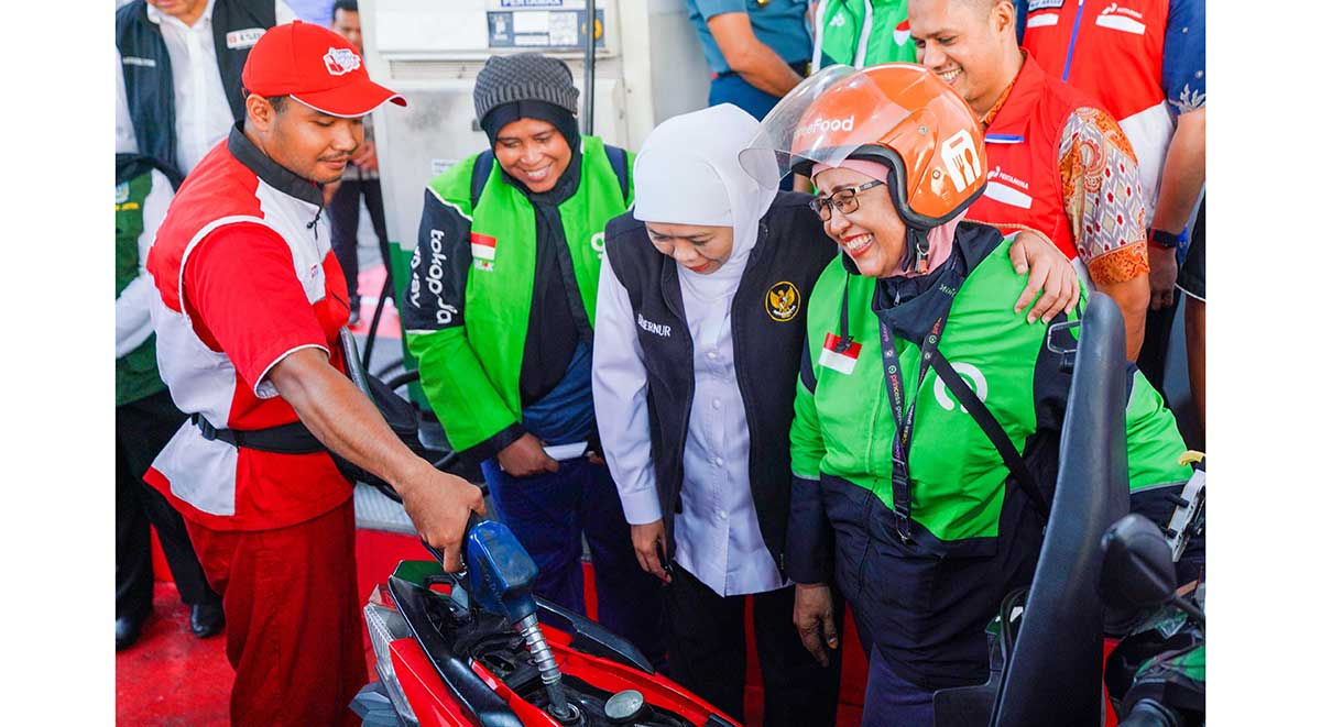 Gubernur Khofifah ketika membagikan BBM subsidi jenis Pertalite secara gratis kepada salah satu pengemudi ojol atau ojek online di Sidoarjo.