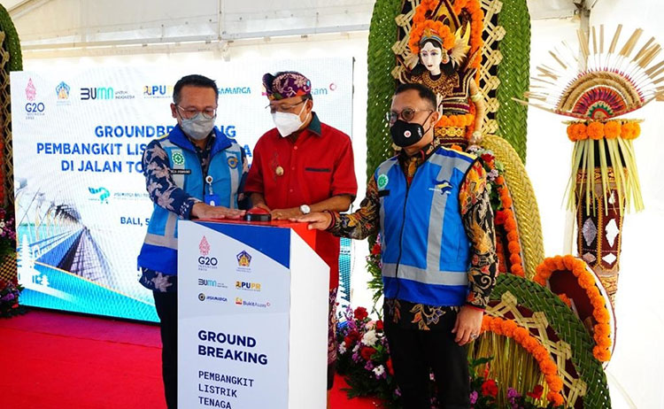Suasana ketika groundbreaking PLTS di Gerbang Tol Ngurah Rai Jalan Tol Bali Mandara.