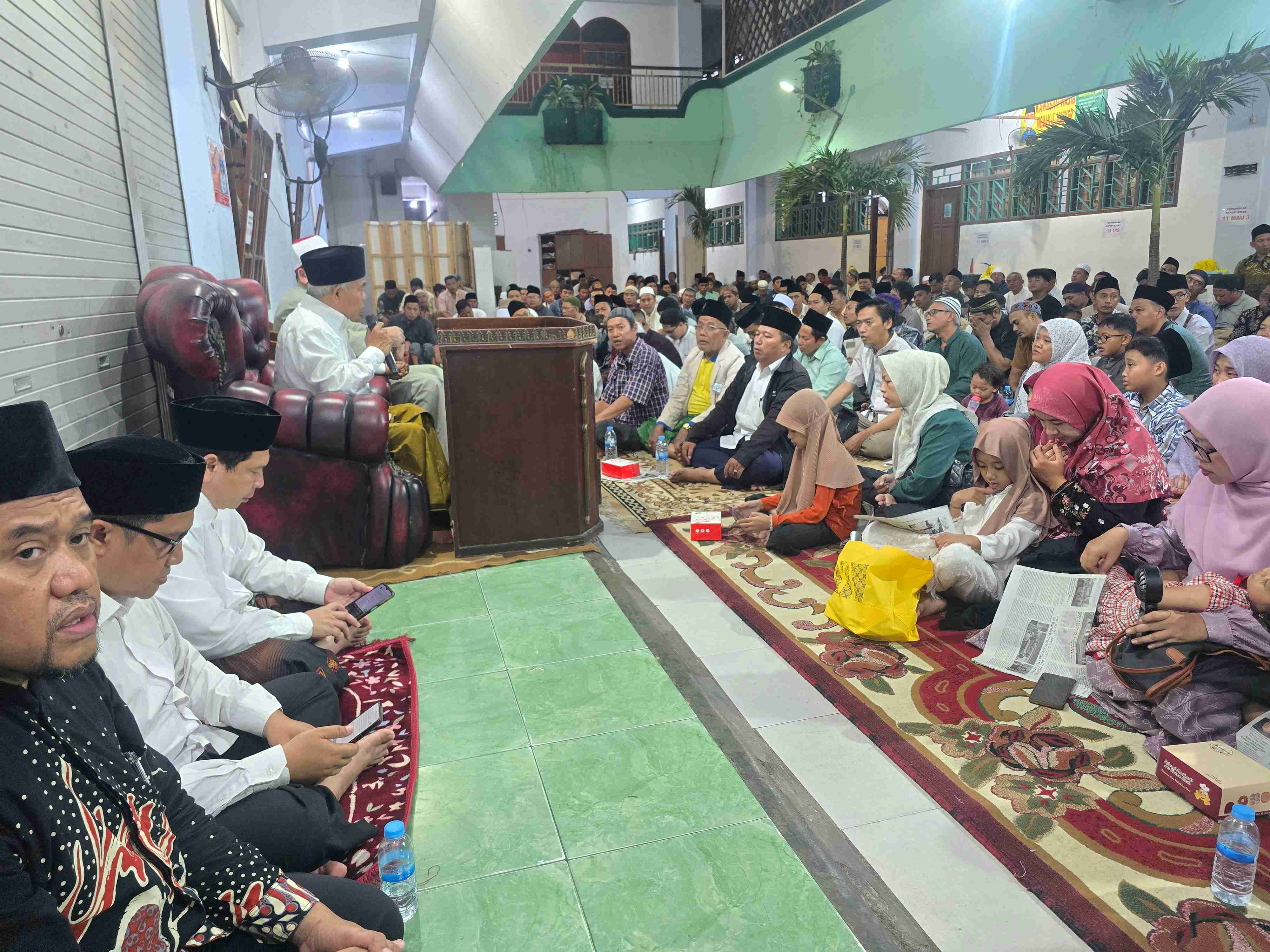Prof Dr KH Asep Saifuddin Chalim, MA, saat memberikan taushiah di depan ribuan wali santri Pondok Pesantren Amanatul Ummah Surabaya, Jumat (2/1/2026). Foto: bangsaonline