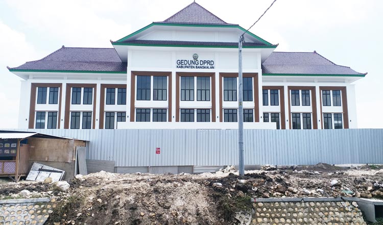 Tampak depan gedung baru DPRD Bangkalan yang berada di Jl. Halim Perdana Kusuma (Ring Road Selatan). Foto diambil pada Sabtu (22/2). (foto: FAUZI/ BANGSAONLINE)