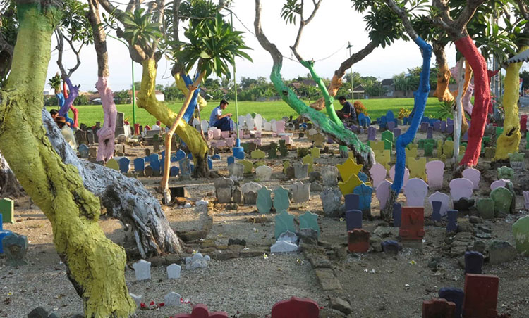 Makam Warna-Warni Desa Balongdowo, Kecamatan Candi. (foto: ist).