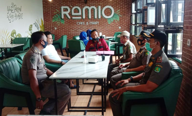 Tim Satpol PP Sumenep saat briefing sebelum melakukan patroli.