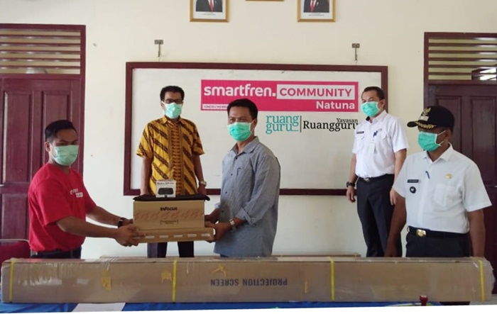 Penyerahan bantuna dari Leader Smartfren Community Natuna, Sirojuddin kepada perwakilan sekolah di Natuna.