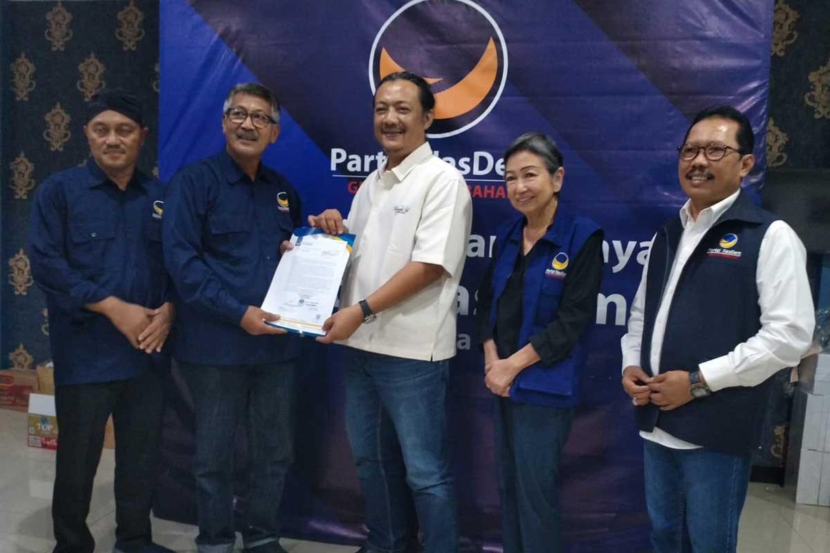 Deny Widyanarko saat menerima surat rekomendasi dari Ketua Badan Pemenangan Pemilu (Bappilu) DPW Partai Nasdem Jawa Timur, Suhandoyo, Kamis (6/6/2024).