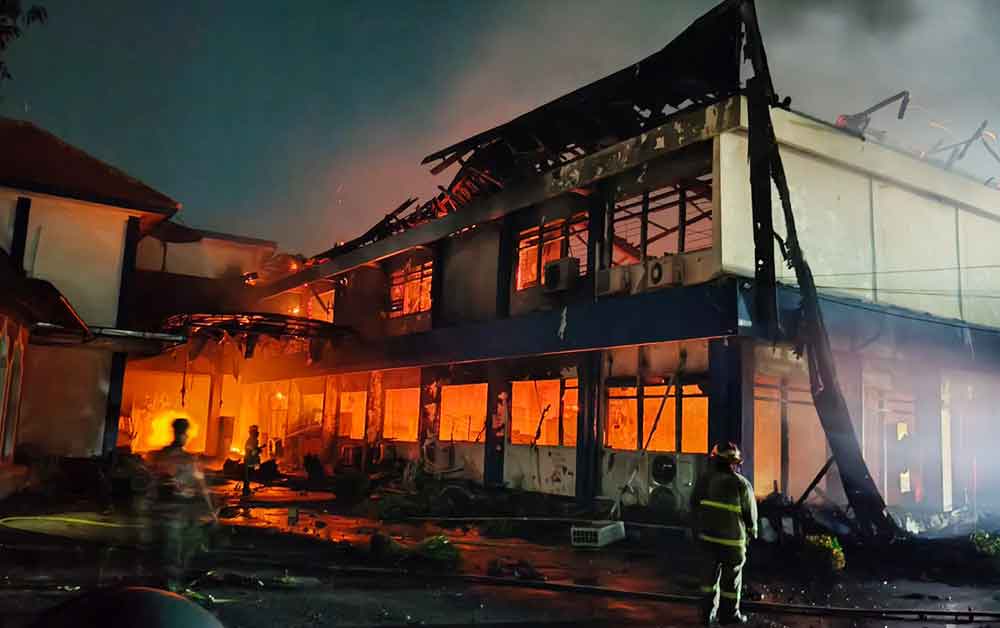 Demo Berujung Anarkis, Kantor DPRD Kota dan Kabupaten Kediri Dibakar Massa