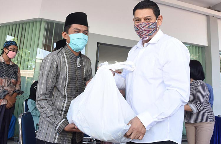 Wali Kota Kediri, Abdullah Abu Bakar (baju putih) saat menyerahkan bantuan. (foto: ist).
