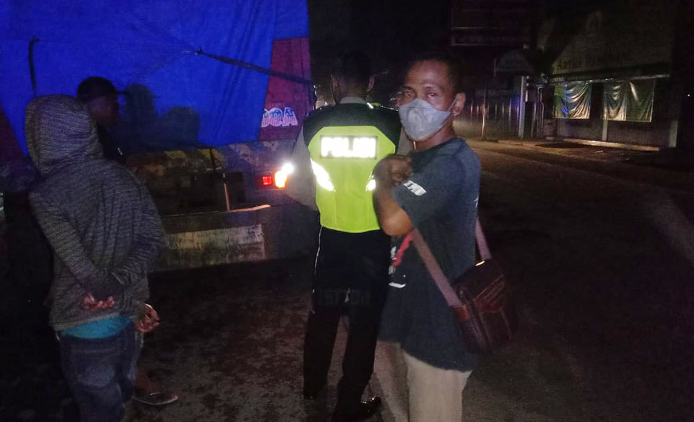 Petugas dari Polsek Ngadiluwih dibantu warga saat akan mengevakuasi korban laka atas nama Fuji Slamet. Foto: Ist.