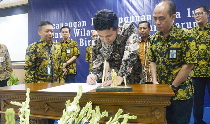 Wagub Emil menandatangani Pencanangan Pembangunan Zona Integritas Menuju WBK dan WBBM di Aula Mojopahit Gedung Keuangan Negara Prov Jatim, Selasa (11/2).