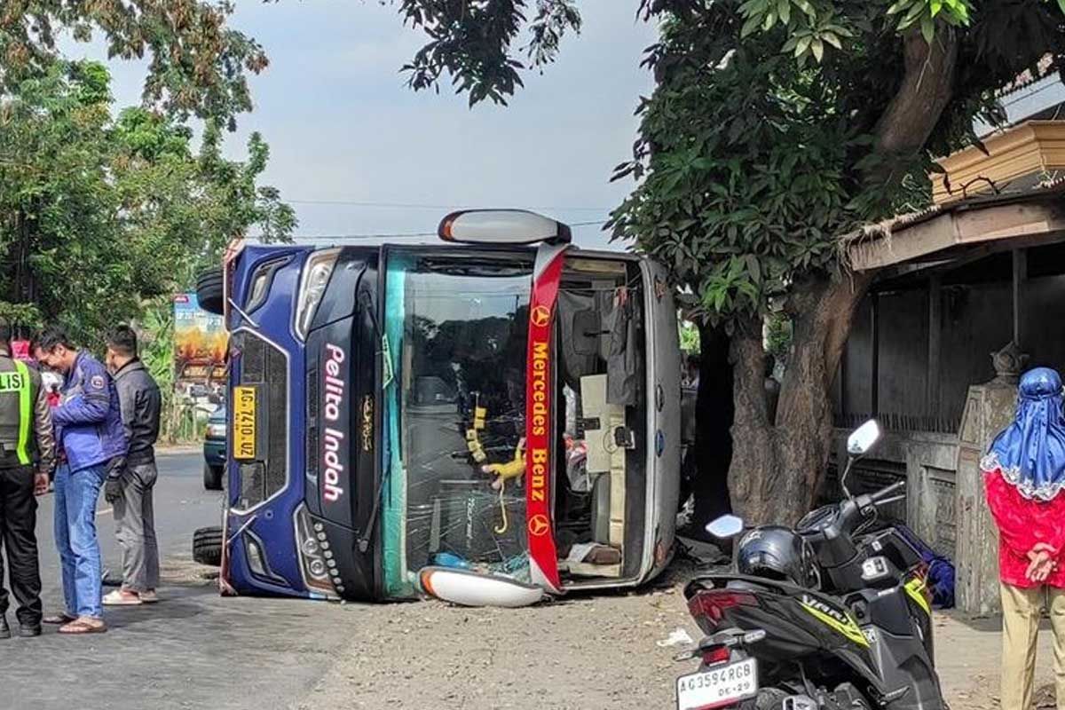 Kondisi bus Pelita Indah yang terguling di Jalan Raya Jambean, Kecamatan Kras, Kabupaten Kediri, Jawa Timur, Selasa (2/7/2024). Foto: Dok Satlantas Polres Kediri