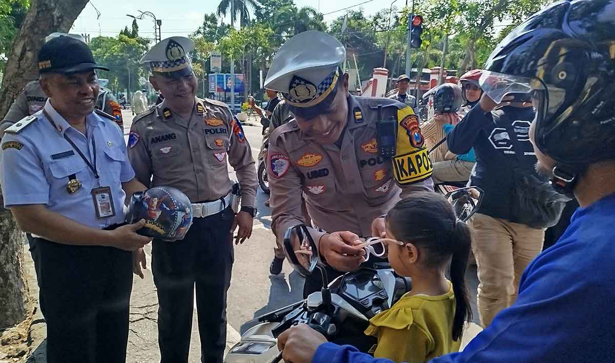 Operasi Patuh Semeru 2025: Satlantas Polres Jombang Bagikan Helm dan Edukasi Pengendara Tertib