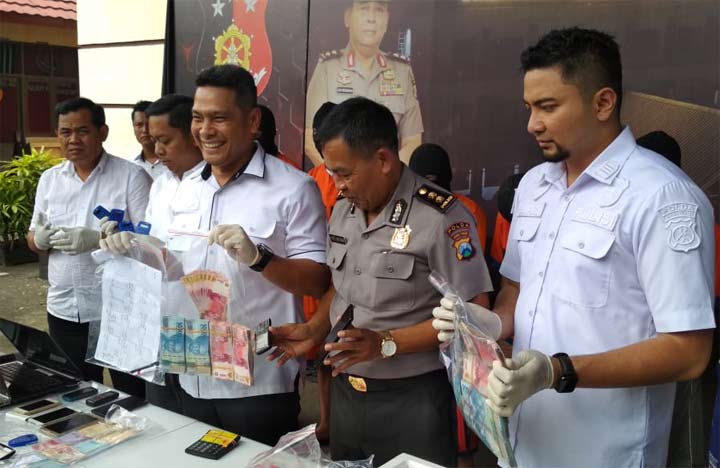 Kasubdit Jatanras Ditreskrimum Polda Jatim, AKBP Leonard M Sinambela menunjukkan barang bukti.