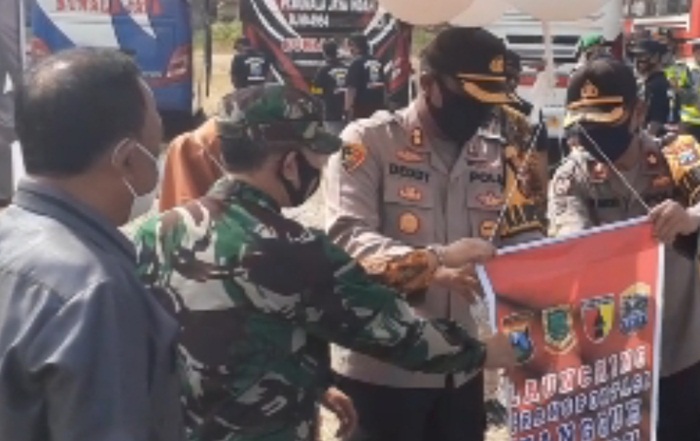 Kapolres didampingi Wali Kota Mojokerto meluncurkan Transportasi Tangguh Semeru.