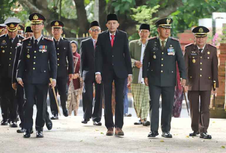 Wakil Bupati Trenggalek, Syah Natanegara, saat menghadiri peringatan Hari Bhayangkara ke-79 di pelataran Pendopo Trenggalek. (Ist)
