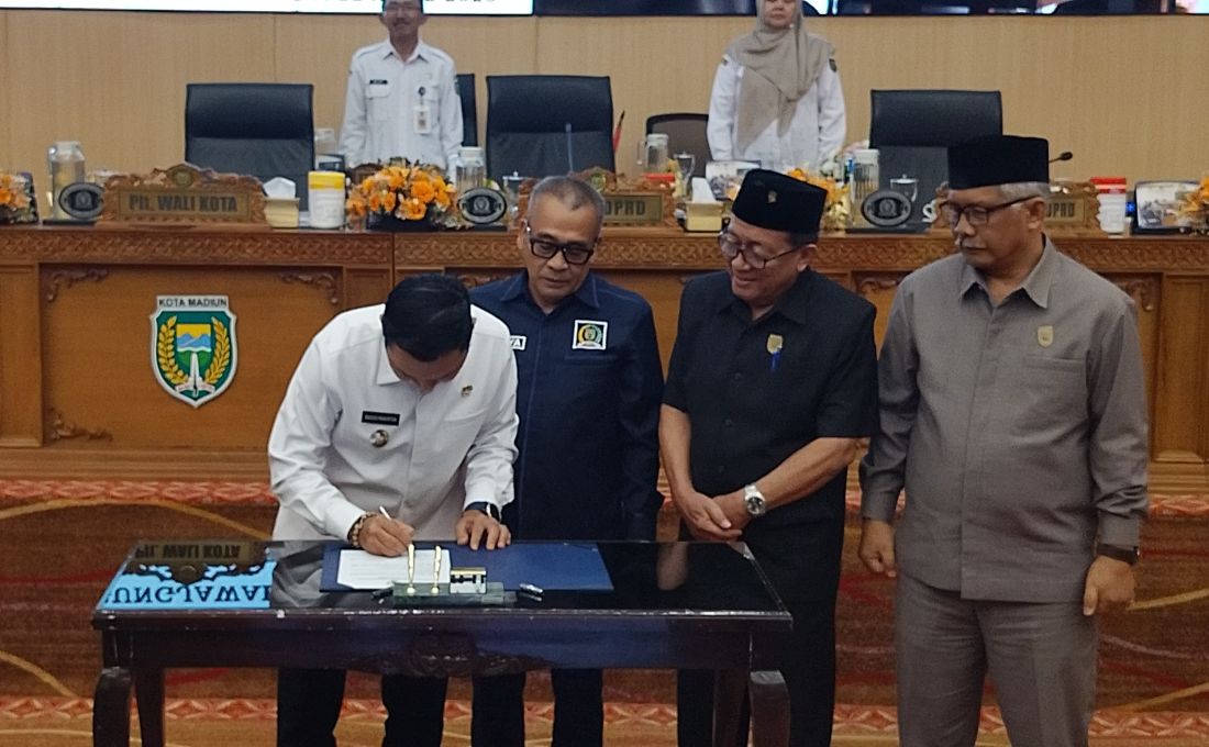 Penandatanganan bersama hasil Rekomendasi Atas LKPj Kota Madiun 2025. Foto: Hendro Suhartono/BANGSAONLINE