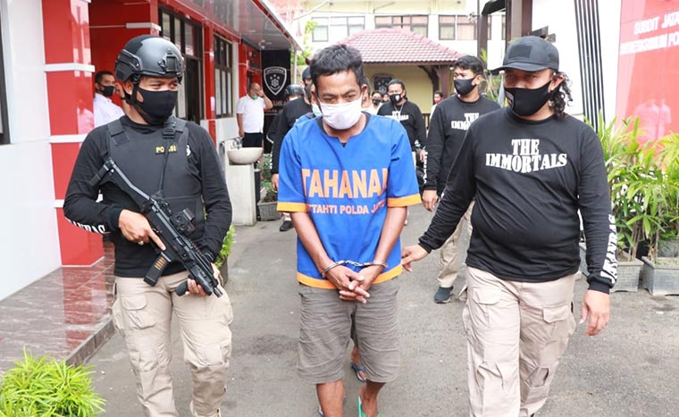 Tersangka digelandang di Mapolda Jatim.