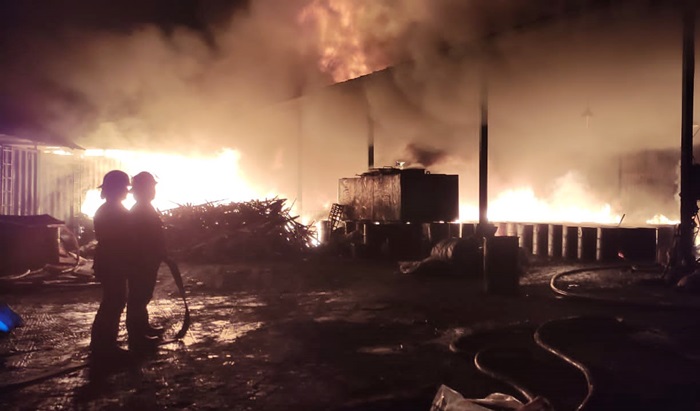 Sebuah gudang pengolahan limbah minyak kelapa sawit di kawasan Lingkar Timur, Desa Wadungasih, Kecamatan Buduran, Sidoarjo terbakar. 