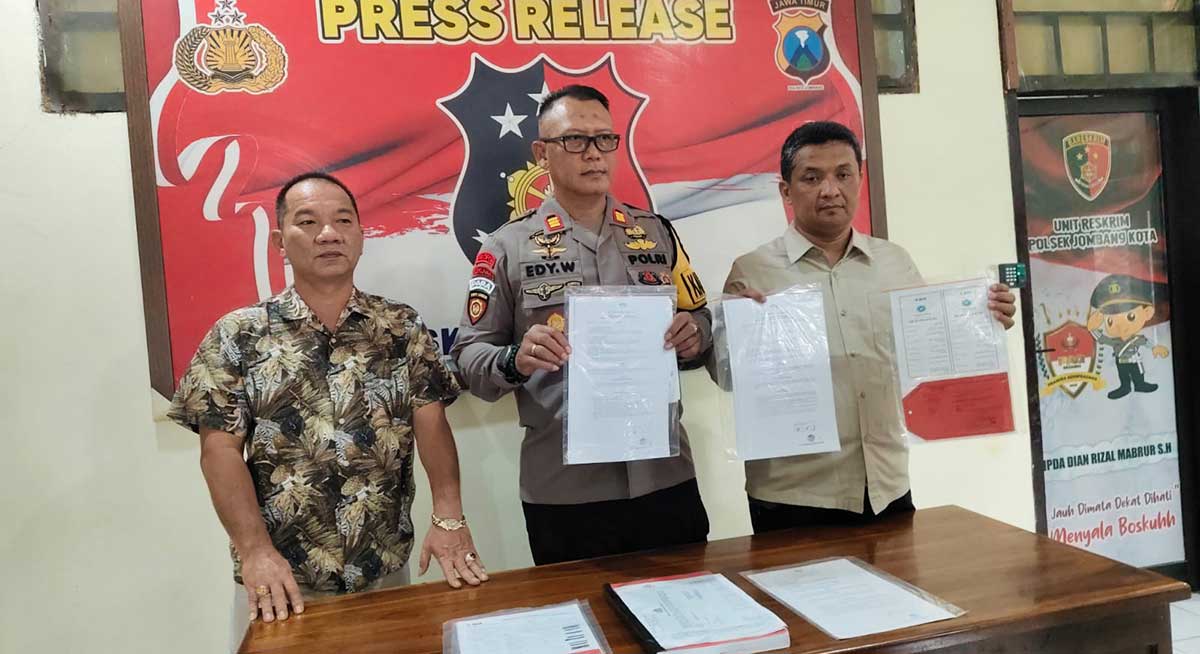 Konferensi pers terkait kasus penipuan di Mapolsek Jombang Kota.