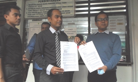 MENGGUGAT – M Sholeh (kanan) didampingi sejumlah pengacara usai mendaftarkan gugatan parkir berlangganan, di PN Sidoarjo, Selasa (25/11/2014). foto: catur andi herlambang/Bangsa Online