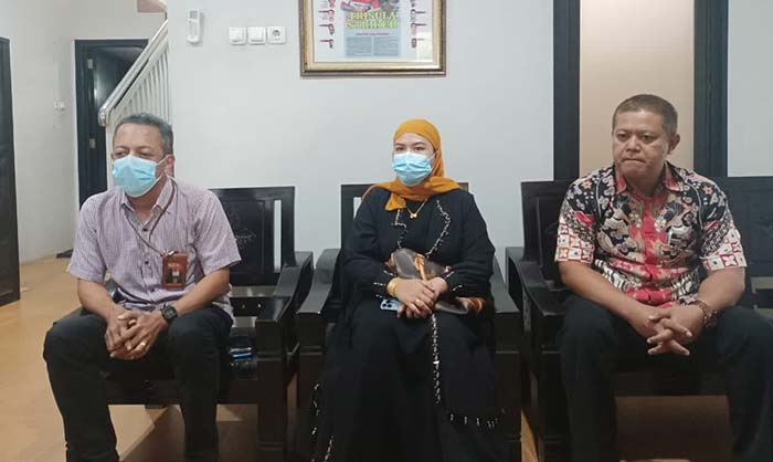 Istri pembawa senjata saat meminta maaf kepada Madura united FC .