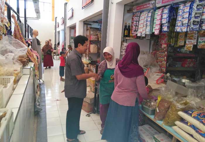 M. Siswanto (kiri) saat monitoring harga sembako di Pasar Bendo Trenggalek. foto: HERMAN/ BANGSAONLINE