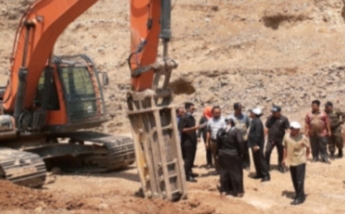 DPRD Kabupaten Mojokerto saat melakukan pemantauan langsung dampak dari Galian C ilegal.
