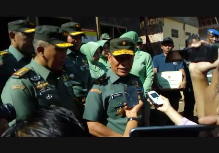 Kasdam V Brawijaya Brigjend TNI Widodo Iryansyah saat memberikan keterangan pers. foto: ist